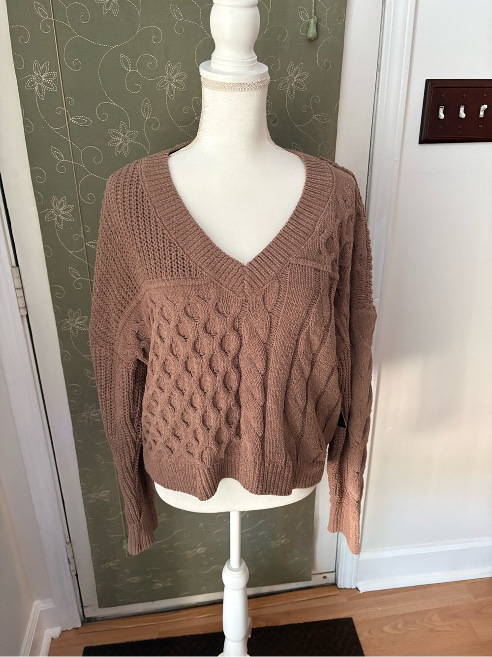 No Boundaries Women's V-Neck Cable Knit Sweater - Taupe